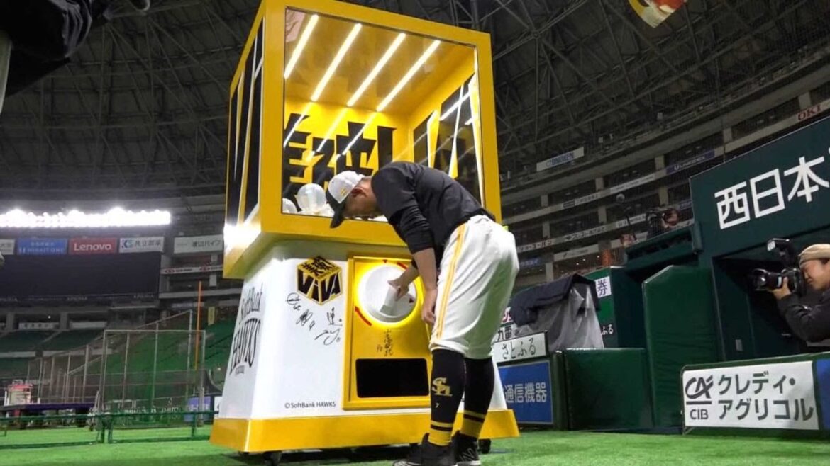 ホークス“巨大ガチャ”登場！　ギータ「じゃこの手袋をあげます」　無料でチャレンジ可　福岡市内に設置へ
