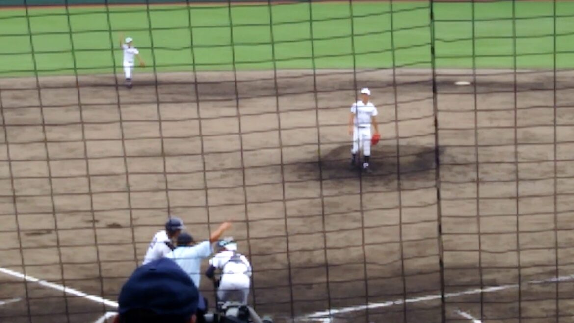 三振を奪って吠える東邦高校藤嶋投手