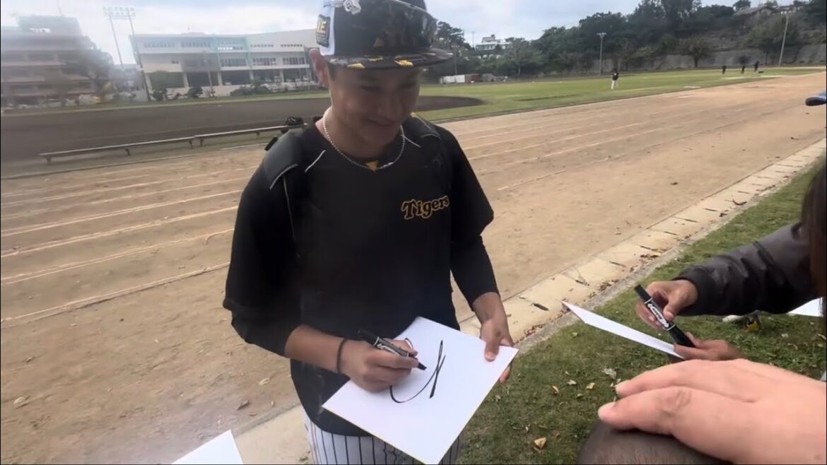 耕太郎【選手サイン②】大竹耕太郎選手はファンサの神でした👼 阪神沖縄宜野座キャンプ　#阪神タイガース #阪神 #宜野座