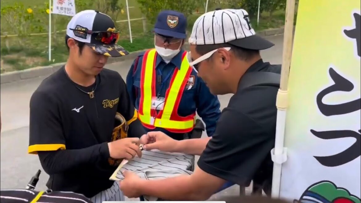 拓夢&輝明【選手サイン④】中野拓夢選手会長&佐藤輝明選手にサイン✍️もらえたのでしょうか　 阪神沖縄宜野座キャンプ　24/2/26 #阪神タイガース #中野拓夢 #佐藤輝明