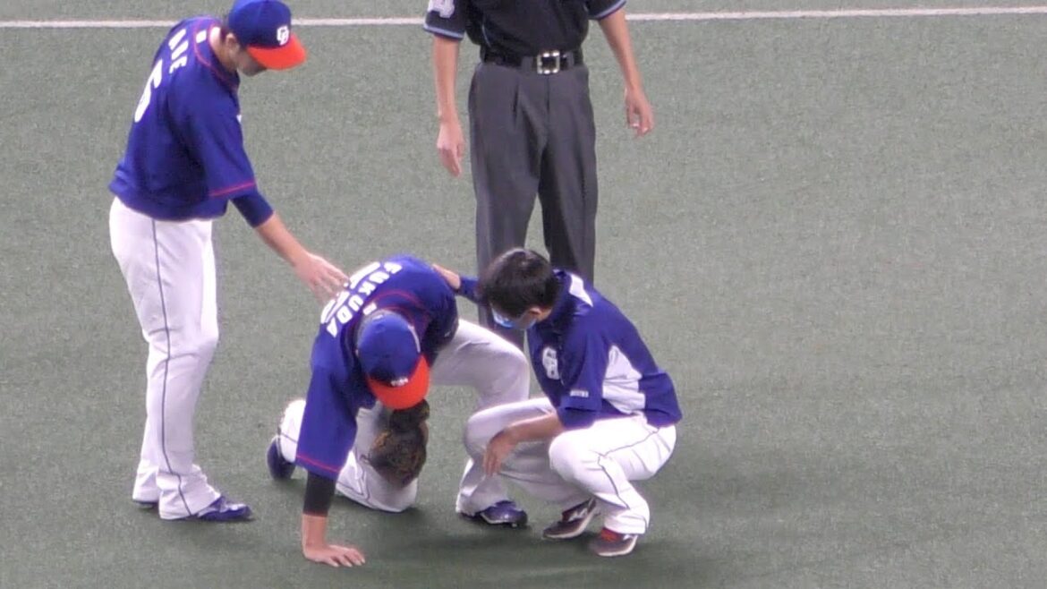 打球に飛び付き左肩を脱臼した直後の福田永将【中日ドラゴンズ プロ野球 2020年】