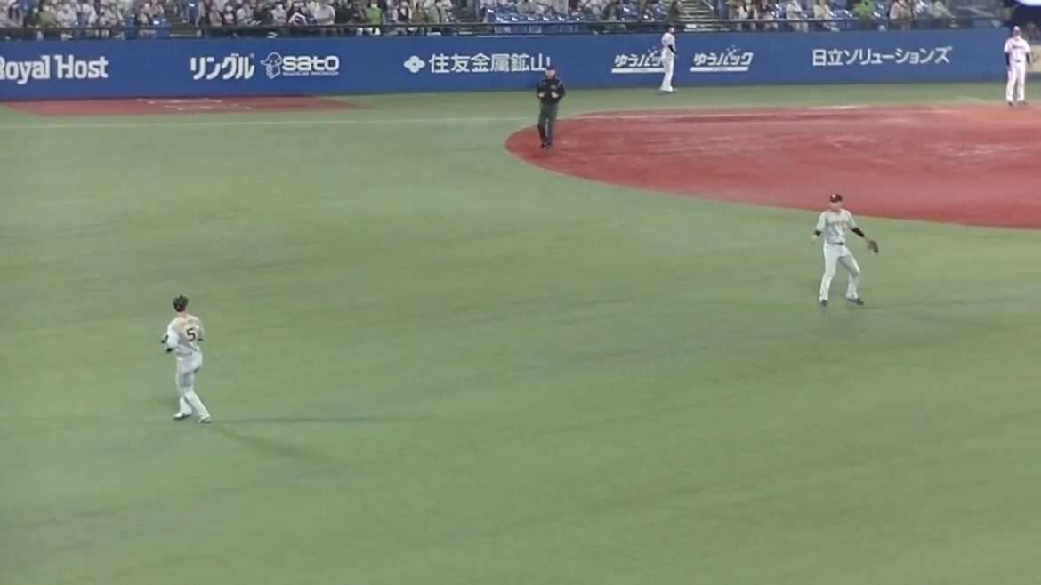 3番に入った松本友をセンターフライに打ち取る青柳晃洋 【ヤクルト対 阪神2022/9/27】