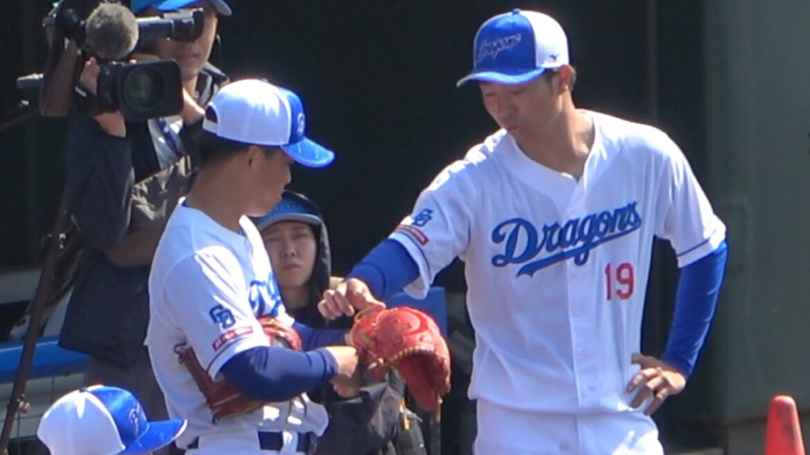 髙橋宏斗のグラブを嵌めてみる柳 (2024/02/13)