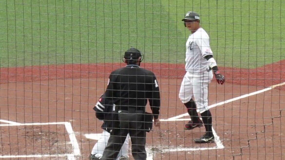 マリーンズ 佐藤都志也の2024バッティングフォーム千葉ロッテマリーンズ対ソフトバンクホークス2024年3月8日