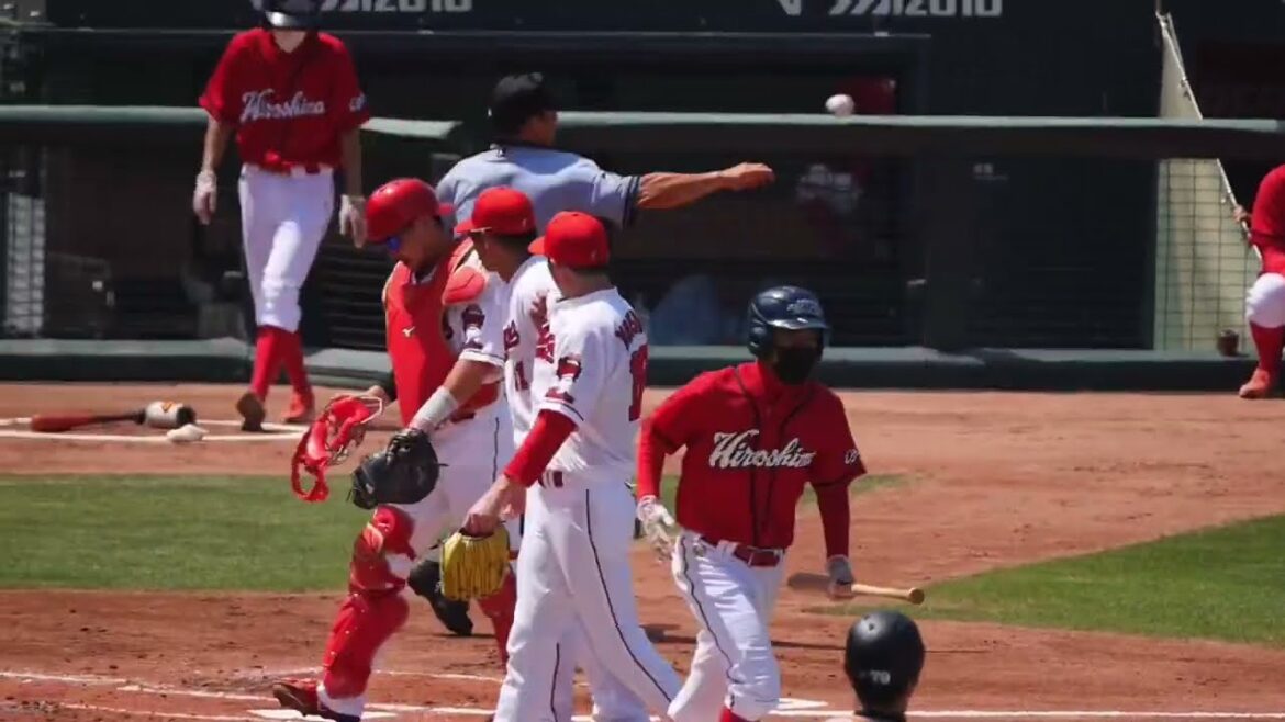 アツのキャッチャーマスクを拾い体調を気遣う坂倉将吾｜広島東洋カープ｜2022年7月2日