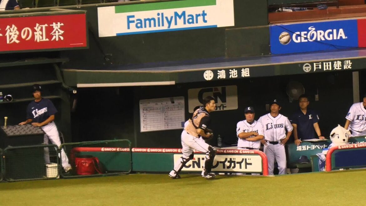 北海道日本ハムファイターズ 大野奨太 ベンチぎりぎりでファールフライをキャッチ