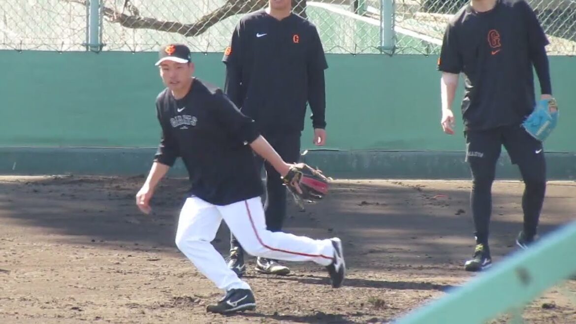 ノックをうける山﨑友輔や石田隼都など（練習試合 読売ジャイアンツ対 尚武フェニックス2024年3月3日）
