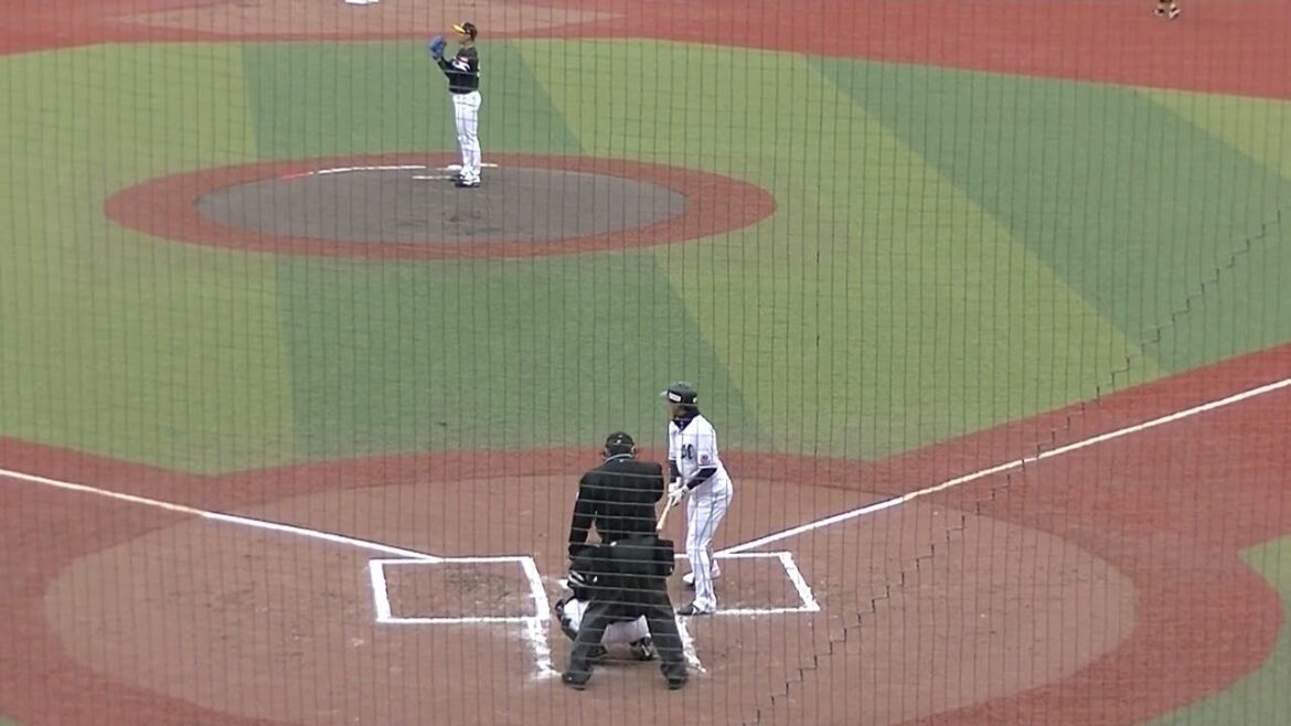 小川龍成をショートゴロに打ち取る板東 湧梧（2024年3月8日 オープン戦 千葉ロッテマリーンズ対 福岡ソフトバンクホークス）