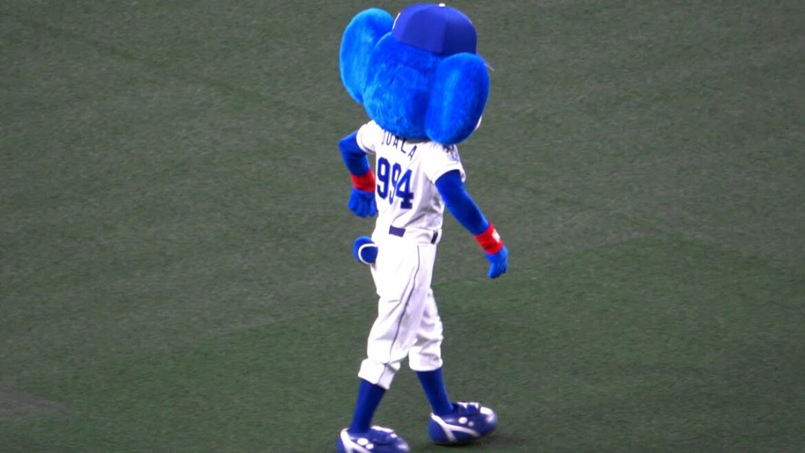 与田の肩幅をイジるドアラ(2021/03/17)