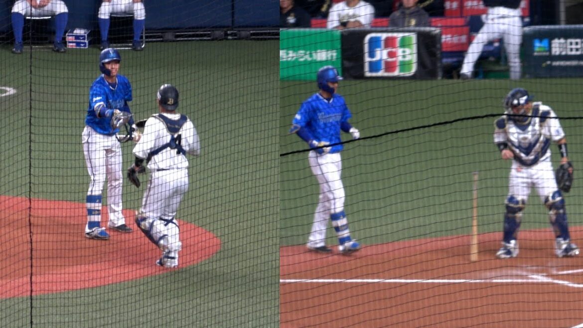 森のマスクを渡す度会、度会のバットを渡す森