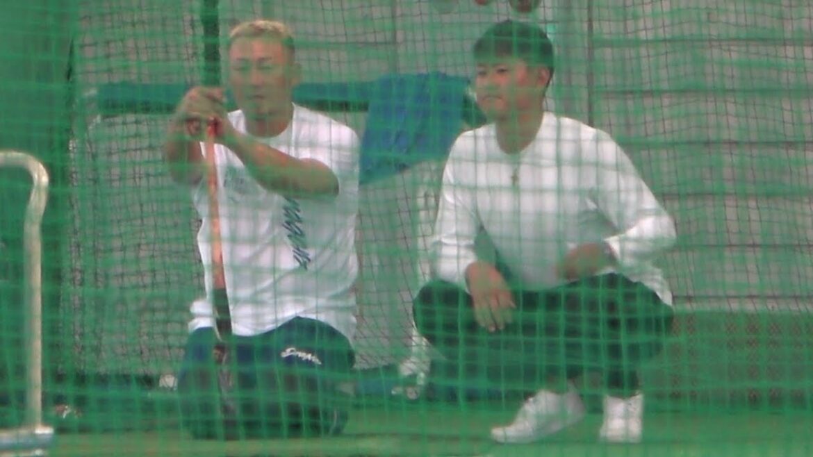 現役を引退し今年から個人マネージャーになった姫野と話し込む中田翔 (2024/02/20)