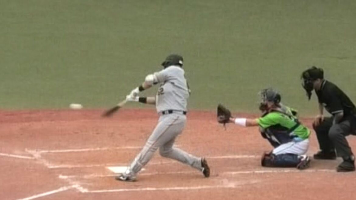 北村拓己、2号3ランホームランで小川泰弘をKOする...