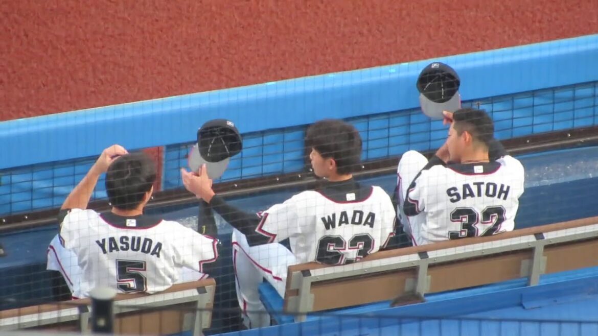 帽子取り換えっこする安田-和田-佐藤都志也　20.10.2　千葉ロッテ対埼玉西武