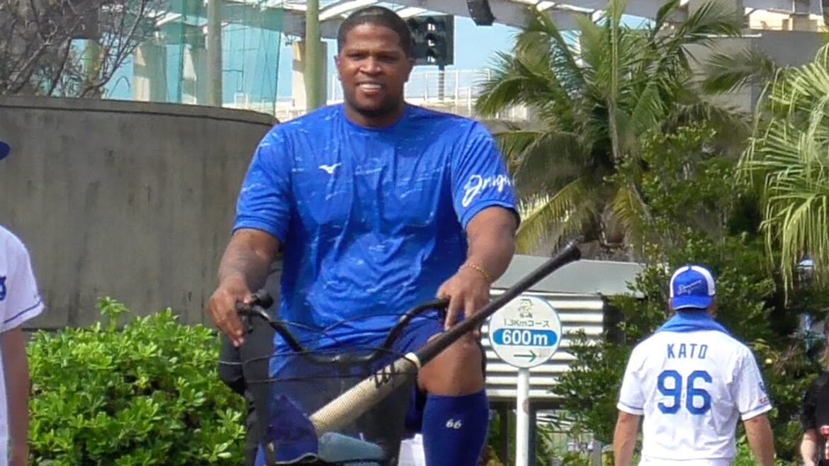 ビシエド　ママチャリ移動中ファンサービスでハイタッチ　中日ドラゴンズ春季キャンプ　Agreスタジアム北谷　2024/02/04