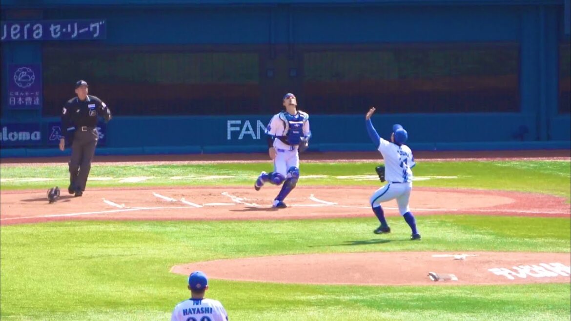 えっ取るの？ 東克樹がフライキャッチしてちょっとビックリしてる伊藤光 横浜DeNAベイスターズ 2024/3/15
