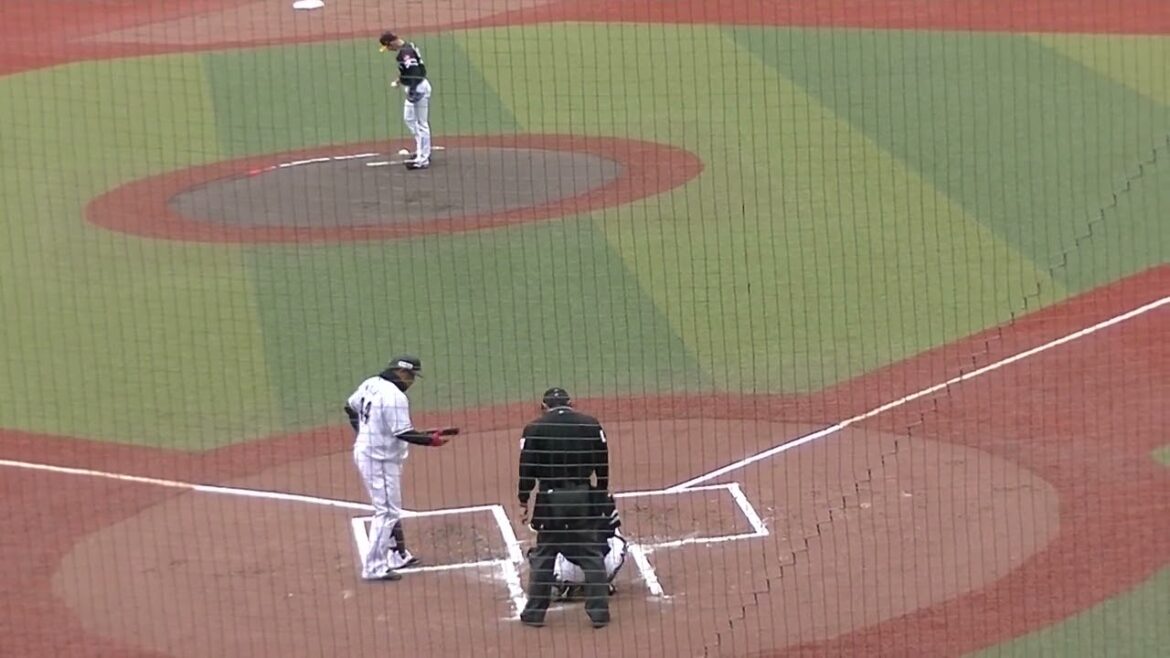 ロッテ井上晴哉 センターオーバーの二塁打を放つ（2024年3月8日 オープン戦 千葉ロッテマリーンズ対 福岡ソフトバンクホークス）