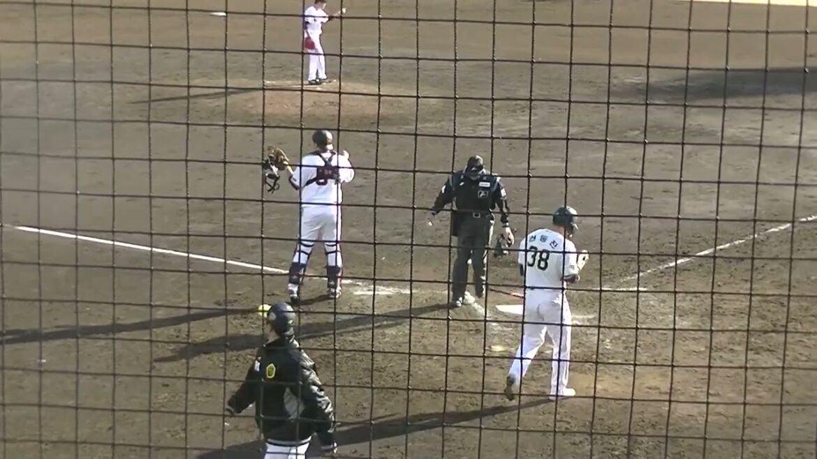 ファースト増田陸ファインプレーで盛り上がる（2024年3月3日 練習試合 読売ジャイアンツ対 尚武フェニックス）