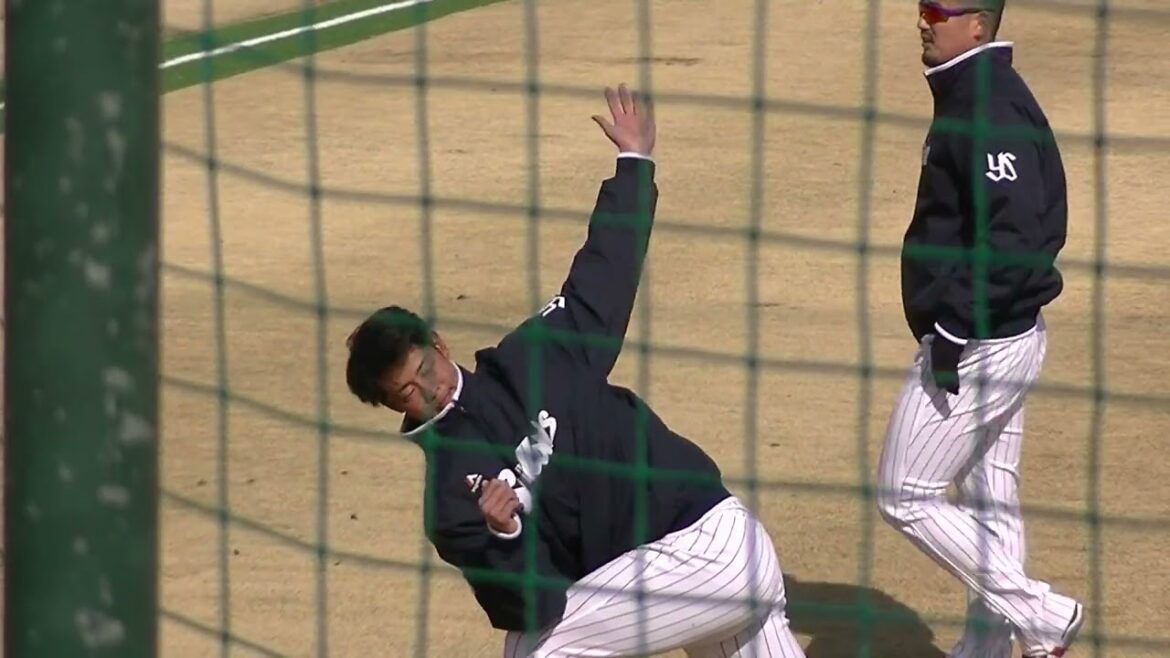 グラウンド整備中のスワローズ丸山翔大 ストレッチ2024年3月9日 春季教育リーグヤクルトスワローズ対 千葉ロッテマリーンズ