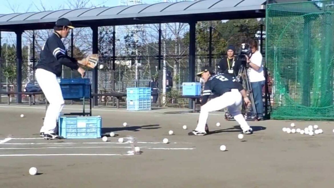 今宮健太　鳥越コーチにしばかれる。