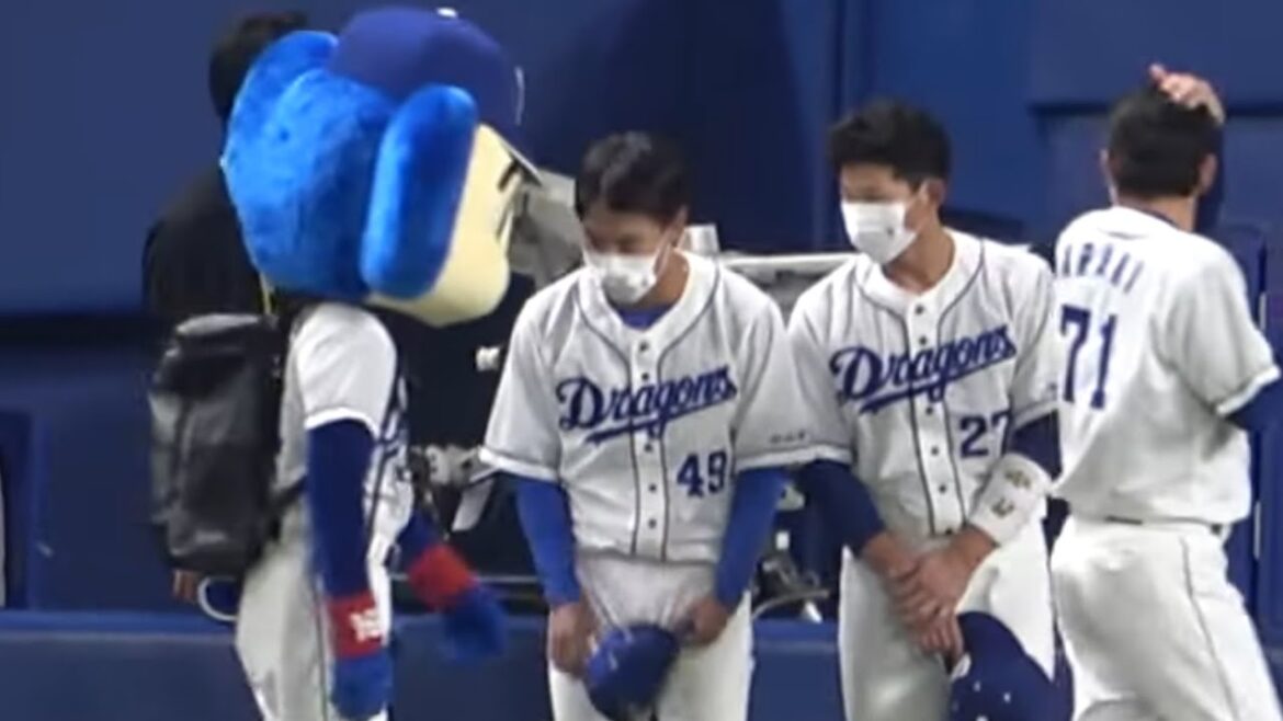 最近1軍に昇格した大野奨太&伊藤康祐、久々に会うドアラパイセンに挨拶をする (2022/05/17)