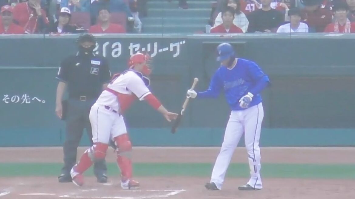 危ない！のけぞる伊藤光選手にバットを拾い渡し、敬意を払う坂倉将吾！広島カープvs横浜DeNA オープン戦2024年3月16日
