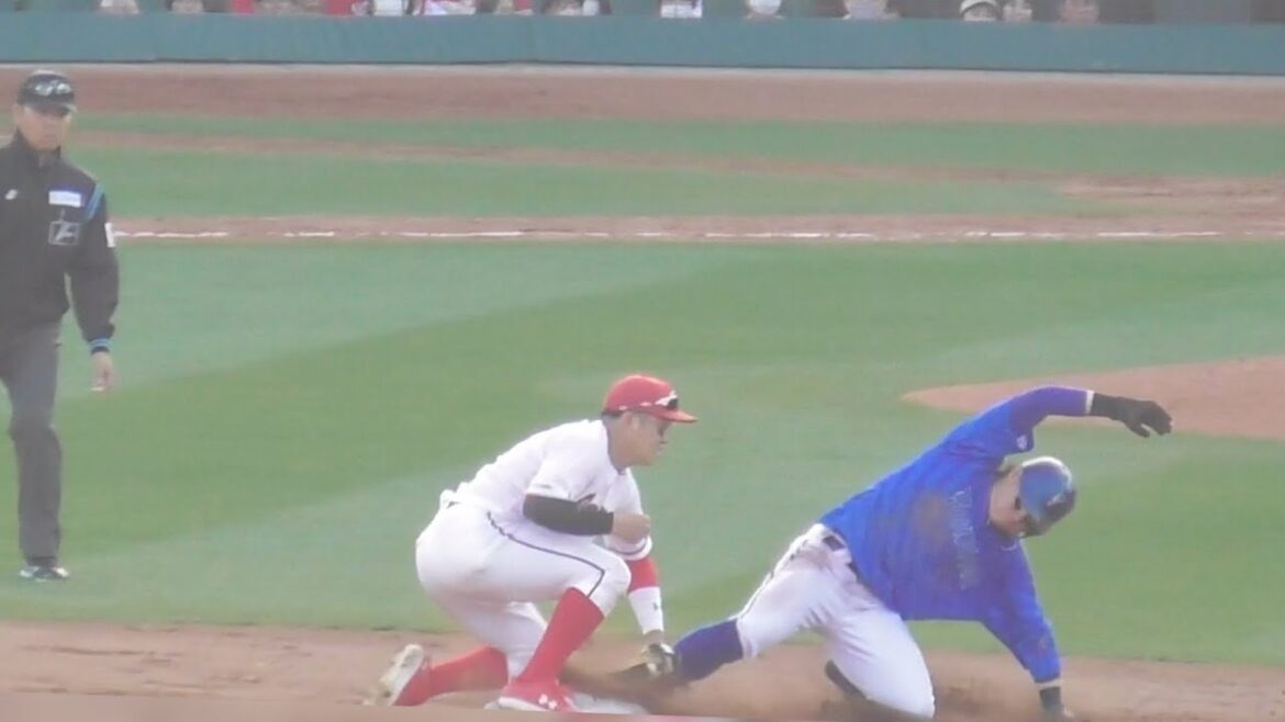 9回表無死1.2.塁のピンチ！坂倉のブロックサイン？見事に牽制で刺す栗林良吏！広島カープvs横浜DeNAベイスターズ オープン戦 2024年3月16日