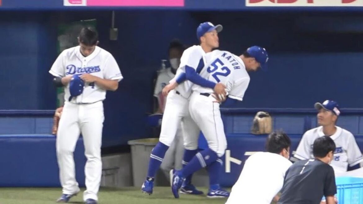 ハグ？相撲？加藤翔平のことが大好きな岡林勇希（2022年5月31日）