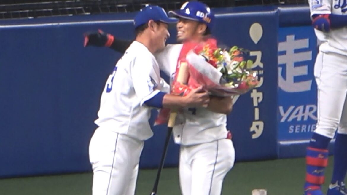 藤井淳志、現役最終打席を終えて堂上直倫と抱き合う (2021/10/13)