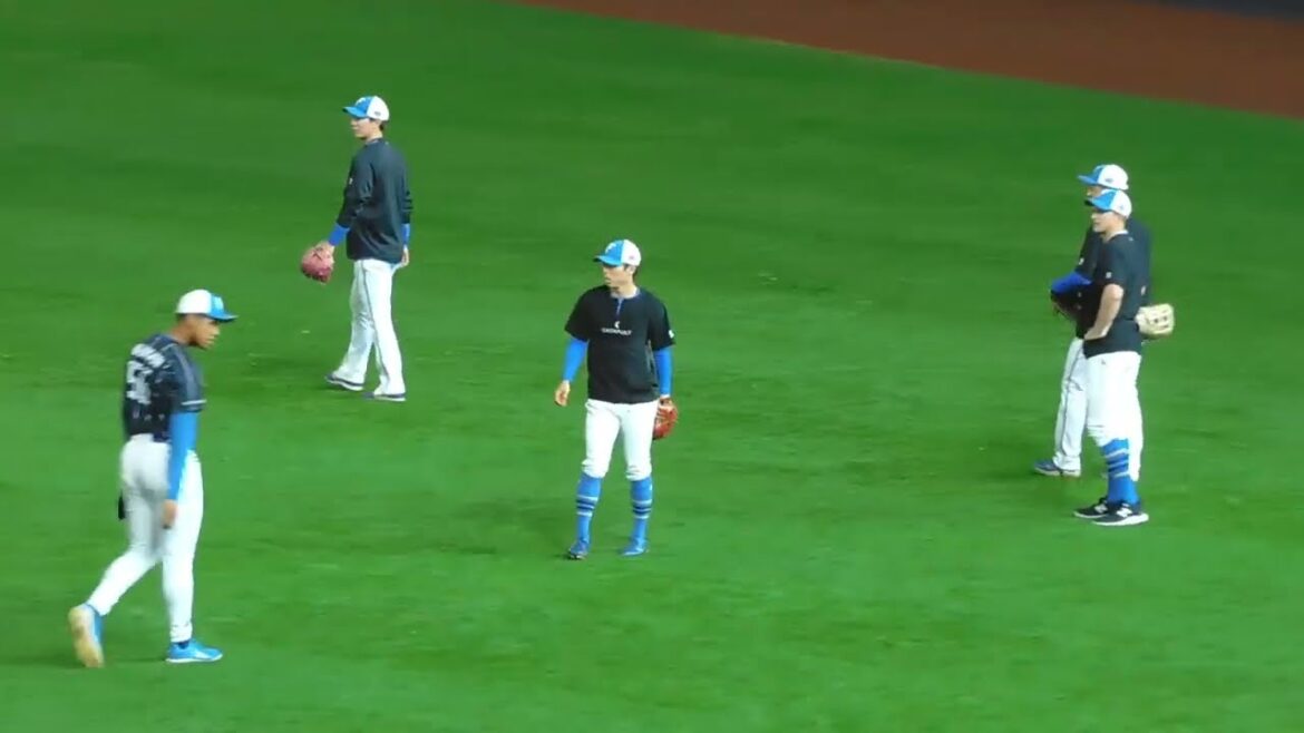 【日本ハム】エスコン全体練習 外野陣 フライ捕球から送球までの練習【2024年3月18日】