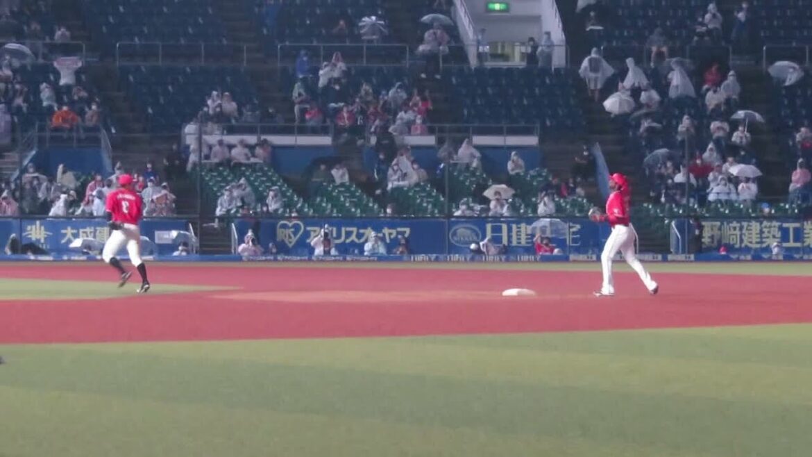 マリン1000勝達成　中村奨吾とエチェバリア勝利の儀式　21.8.31　千葉ロッテ対埼玉西武