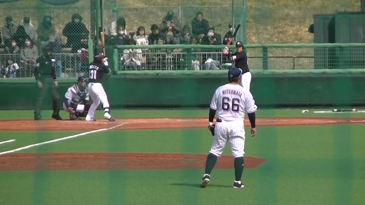 マリーンズ菅野剛士 センターとレフトの間に落とす二塁打を放つ2024年3月9日 春季教育リーグヤクルトスワローズ対 千葉ロッテマリーンズ