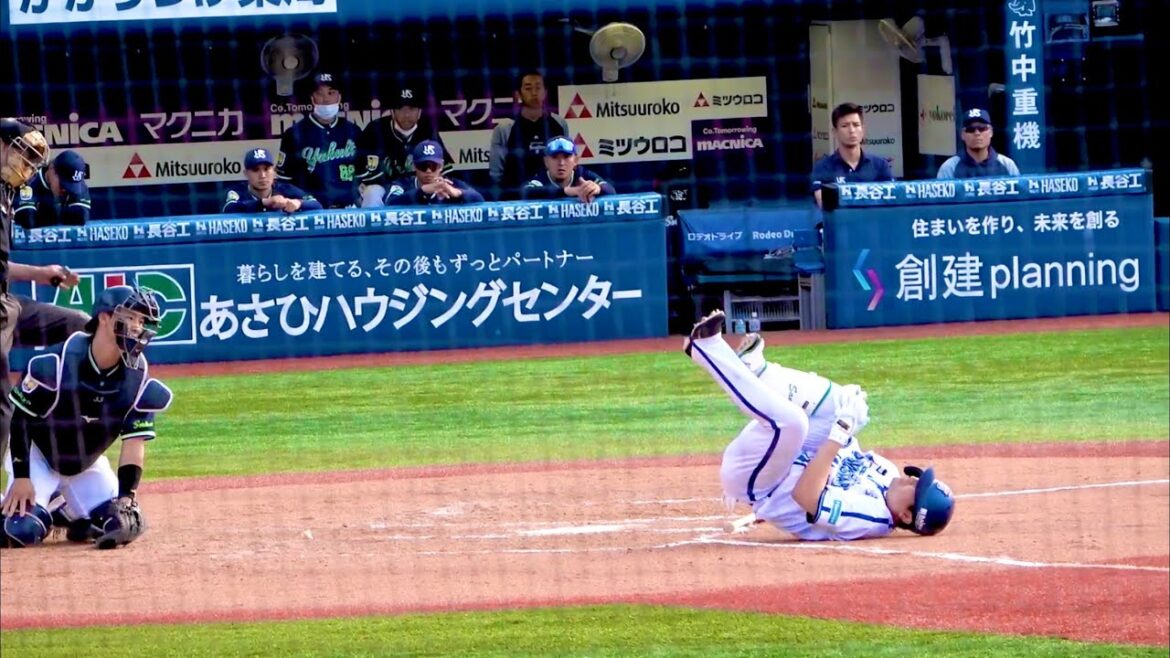 （当たった瞬間だけ）3本中2本目、死球に倒れ込む佐野恵太 横浜DeNAベイスターズ 2023/5/20