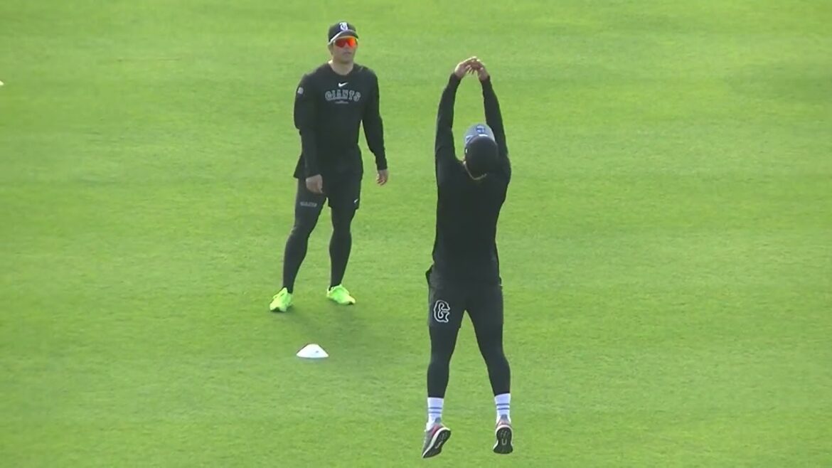 【巨人】メディソンボールを投げ合う吉川尚輝と松原聖弥【2024年2月21日 読売ジャイアンツ沖縄キャンプ】