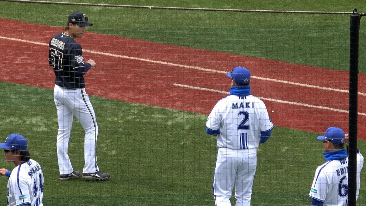 牧と控えめなデスターシャで挨拶を交わす中川圭太と牧と談笑する西川龍馬