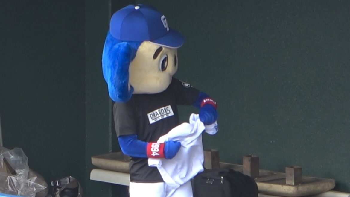 ボーッと試合を眺めていたドアラ、突然背後から伊藤康祐に挨拶されてビックリ（笑） (2023/02/12)