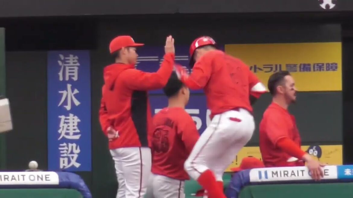 ライナーで飛び込むオープン戦第2号ソロホームランを放つ小園海斗！広島vs西武オープン戦 2024年3月19日