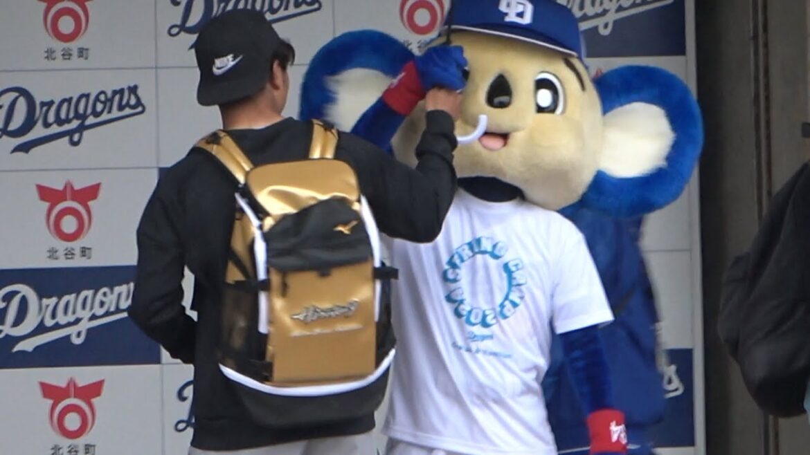 傘を持ってないドアラに貸してあげる髙橋宏斗！ (2024/02/08)