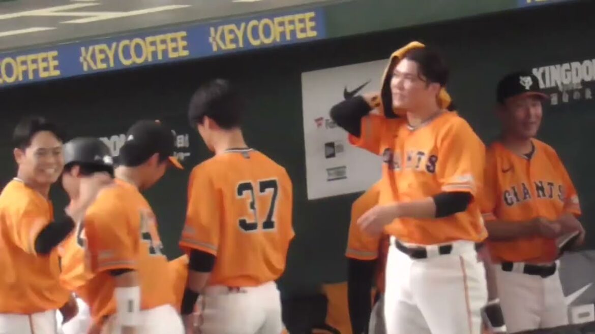 秋広優人の活躍を喜び中山礼都の肩を叩く 二塁打 坂本勇人