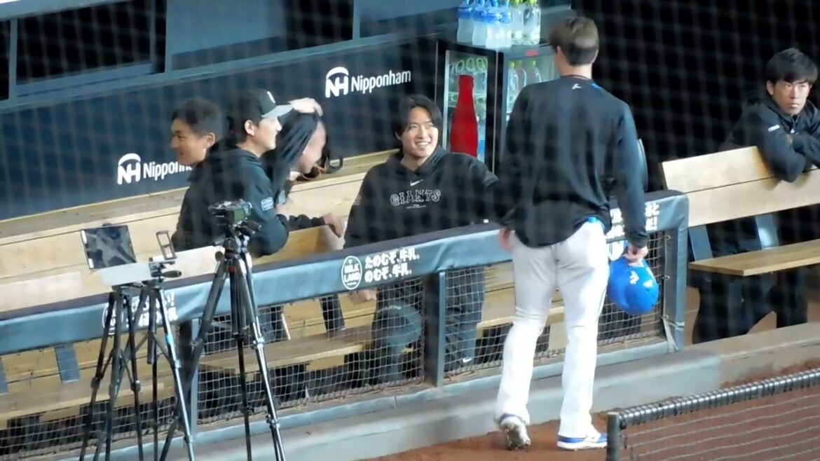 【日本ハム】松本剛選手 巨人 小林誠司選手、郡拓也選手、朝井スタッフと談笑【2024年3月16日】