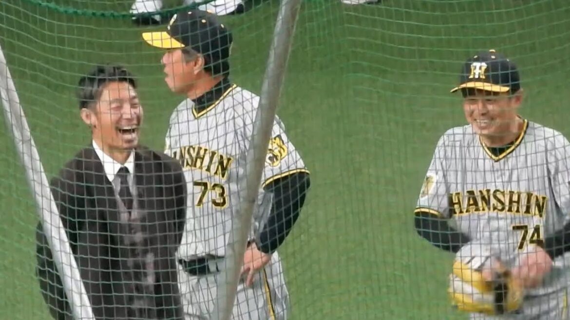 【イケオジ大爆笑】鳥谷敬、古巣の阪神コーチ陣らとニッコニコで談笑！早稲田大の後輩・大竹とガッチリ握手も【オリックス vs 阪神】2024.3.22