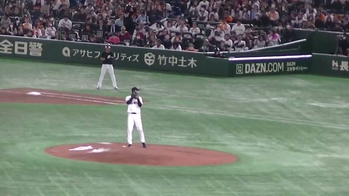 岡大海の打球 中山礼都 弾く（ 読売ジャイアンツ対千葉ロッテマリーンズ2024年3月19日）