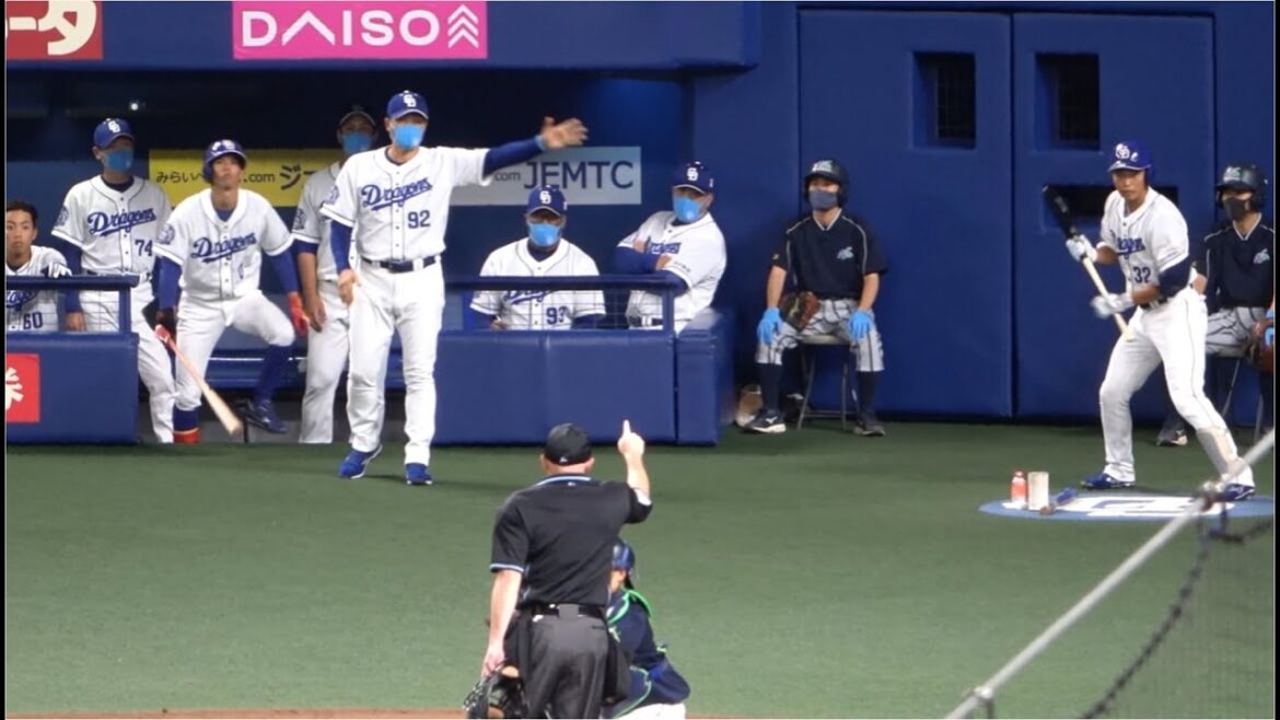 代打を告げる与田監督。フルスイングで応える石垣雅海（2021年10月13日）