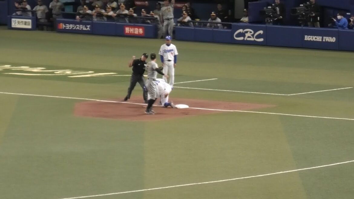 【レフトは強肩ノイジー選手】ドラゴンズ後藤駿太選手がチーム初ヒットを放つも宇佐見選手が3塁でタッチアウト。2024/03/15