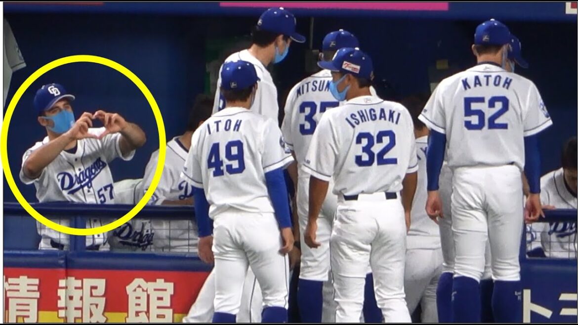 ハートマークを作って伊藤康祐と石垣雅海を冷やかすアリエル・マルティネス（2021年10月7日）