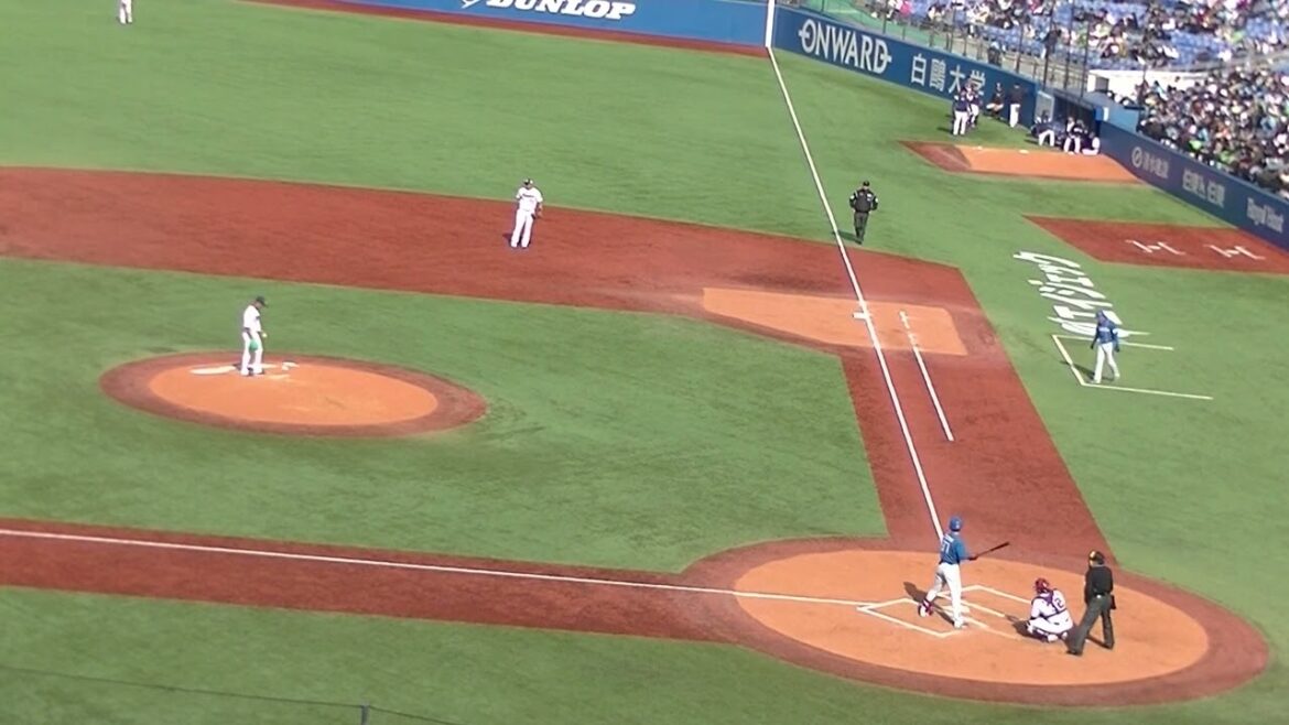 江越大賀の打球サード村上宗隆がオフに練習した成果を見せる（2024年3月19日 ヤクルトスワローズ対 日本ハムファイアーズ）