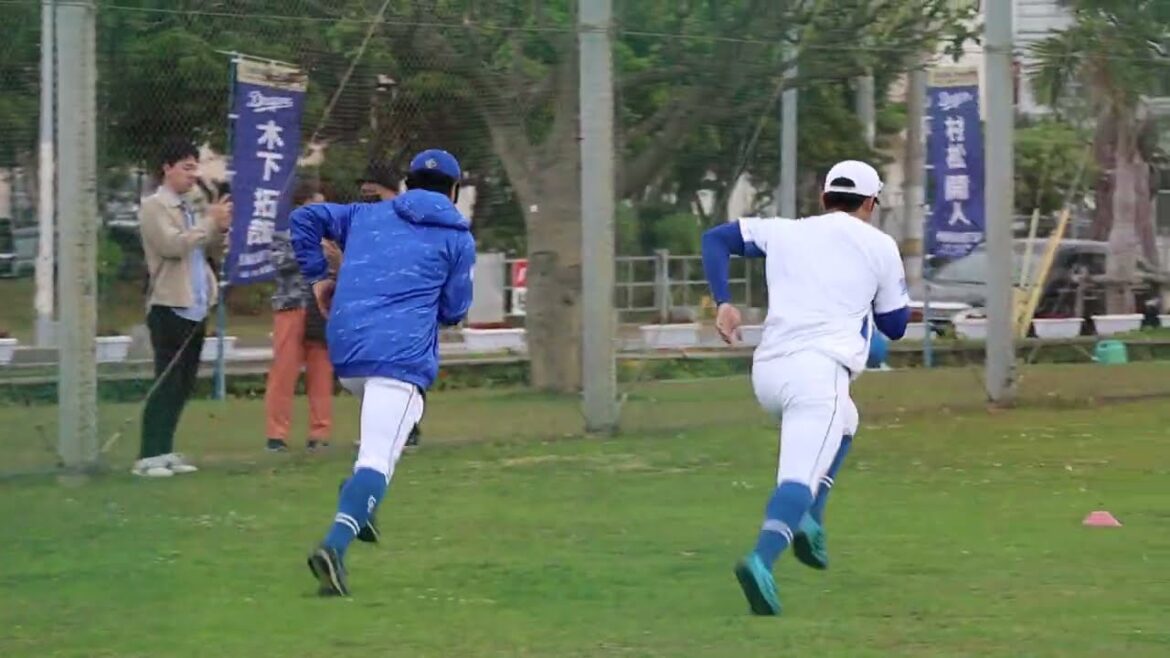 2024.02.16【沖縄キャンプ】一緒にダッシュをする根尾晃と涌井秀章