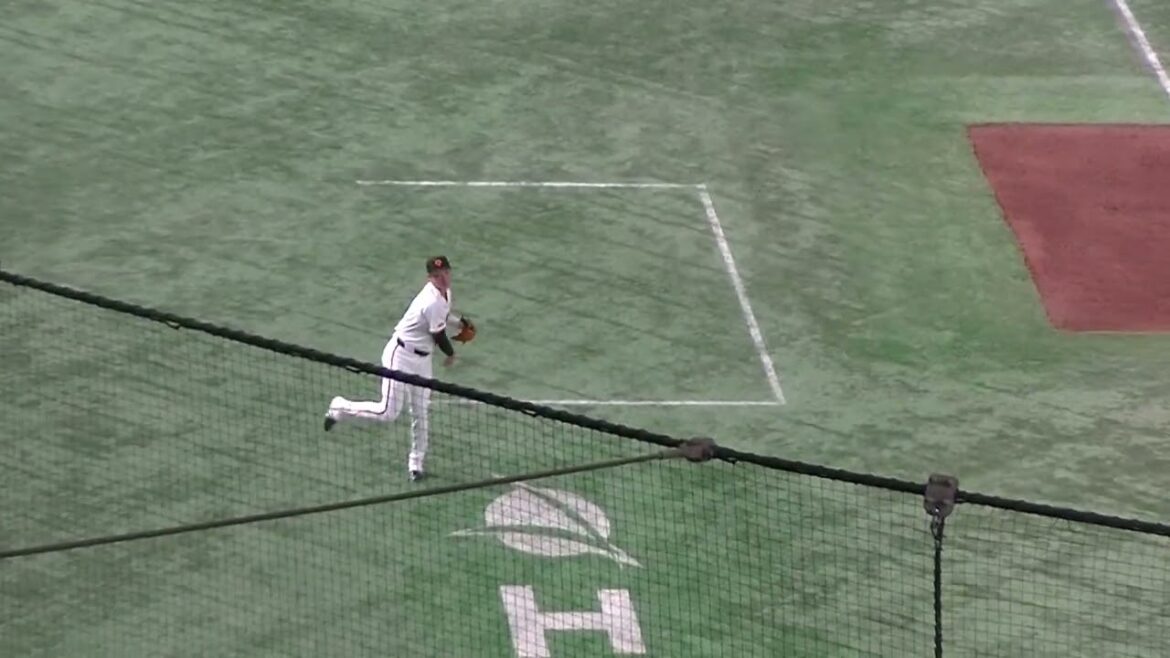 キャッチボール中の坂本勇人が楽天ベンチにニコニコ頭下げる 誰にだろう？【 読売ジャイアンツ対 楽天ゴールデンイーグルス2024年3月22日】