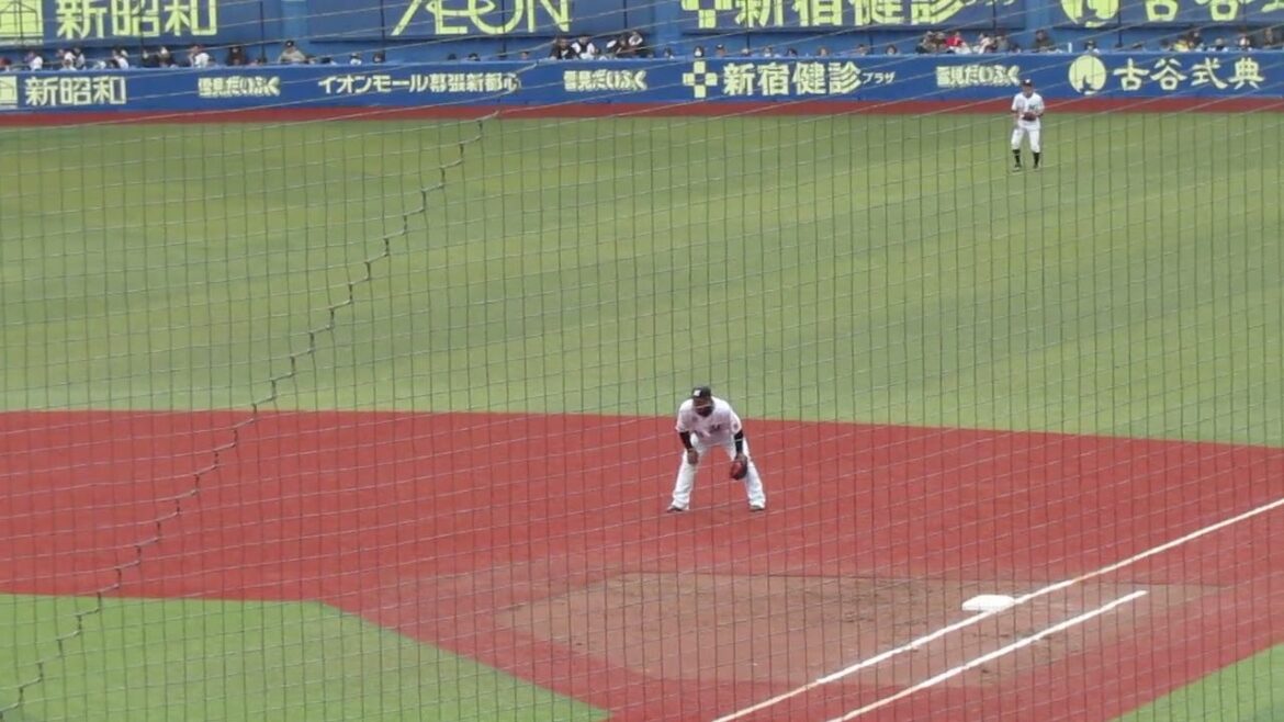 井上晴哉ファースト守備についてる時の様子千葉ロッテマリーンズ対ソフトバンクホークス2024年3月8日