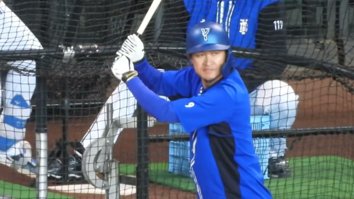 横浜DeNA 大和、伊藤光の試合前打撃練習　エスコンフィールド北海道2024/3/23