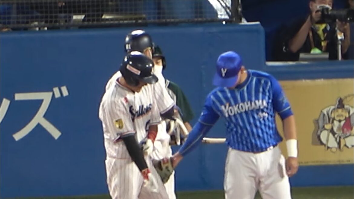 坂口智隆の現役最後のヒットをけつタッチで祝福するソト 横浜DeNAベイスターズ 2022/10/03